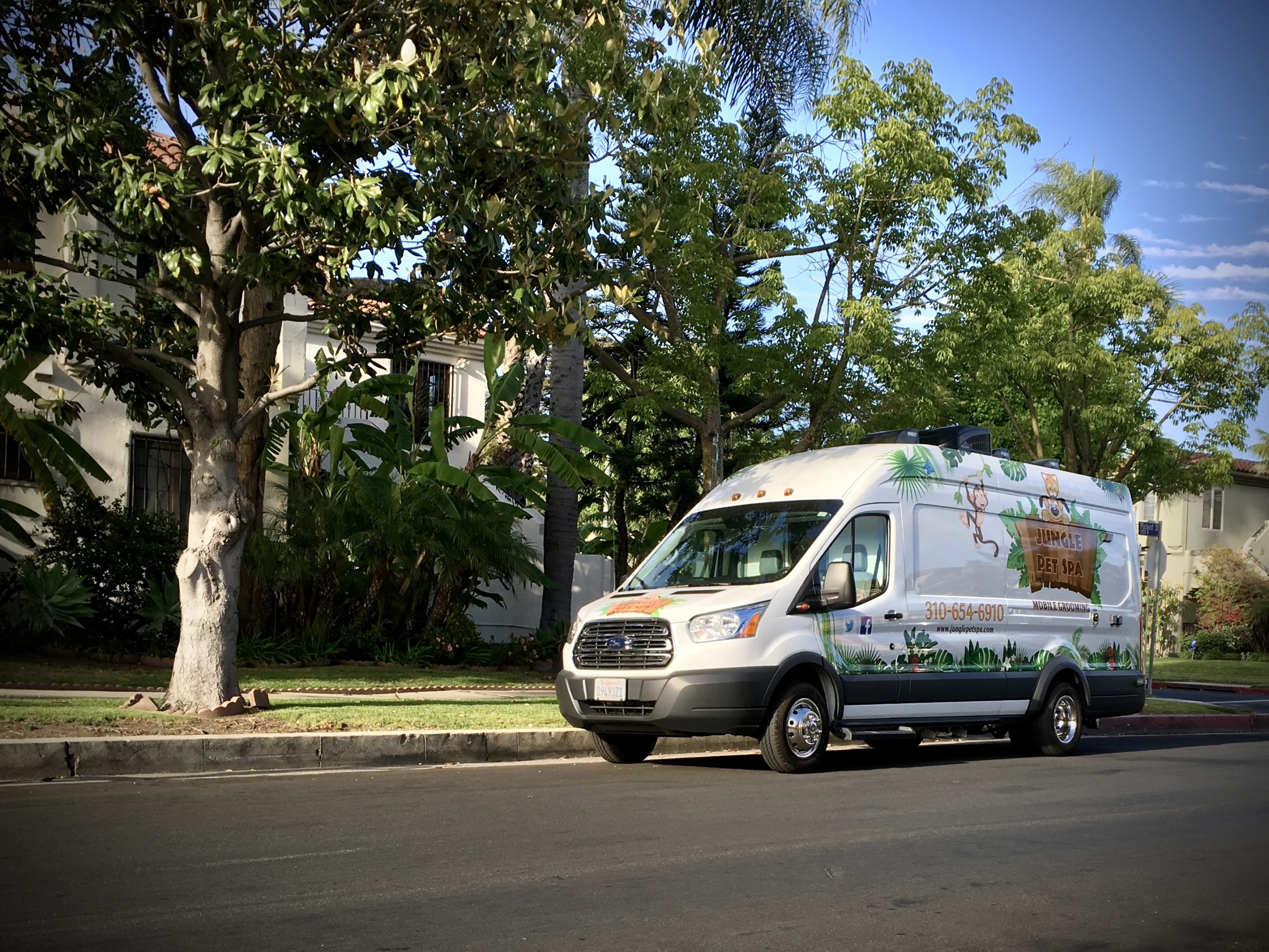Jungle Pet Spa mobile grooming van parked in Los Angeles